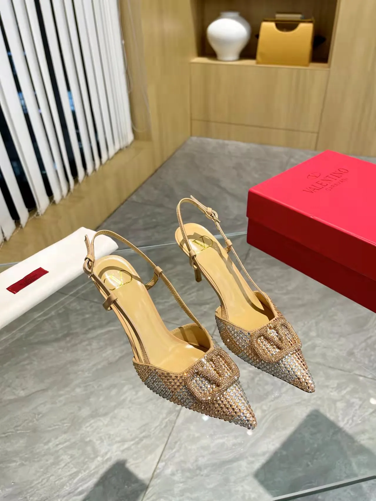 👟👟Ex-factory price 440👟👟 Genuine leather sole + 40 Kloesch diamond buckle Valentino.Valentino big v buckle single shoes ㊙️Latest series of counter genuine version with perfect details. Authentic products are made one to one. All details are consistent with genuine ones. The upper foot is very pedicure type. The key point is that it is very good and easy to control. It does not wear the feet and does not tire the feet. It is a walking artifact. The last shape is completely compared to the counter. The details are perfect. It is impossible to make such an exquisite product without the original version. Exclusive molded brass color. The highest version on the market. Fabric: imported sheepskin, lining and foot pads are all sheepskin. Color: 13 colors available. Sizes (34 to 42). Customized size 34 and 42. Non-returnable and non-exchangeable. Heel height: 7CM. Rubber sole. Genuine leather sole +40